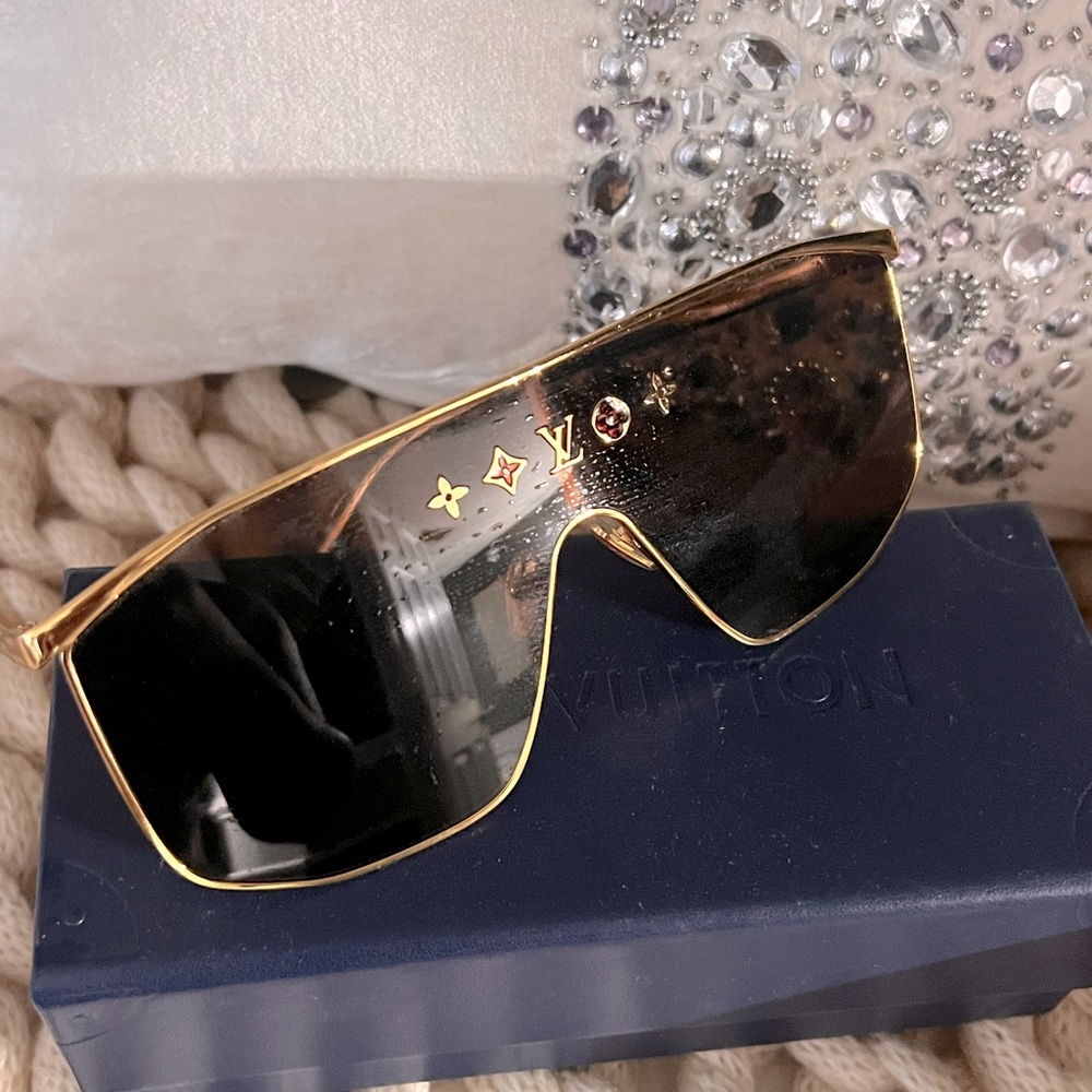 Authentic LV sunglasses never worn